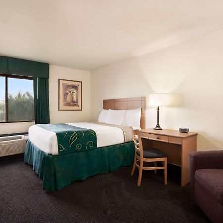 Travelodge By Wyndham פקוס מראה חיצוני תמונה