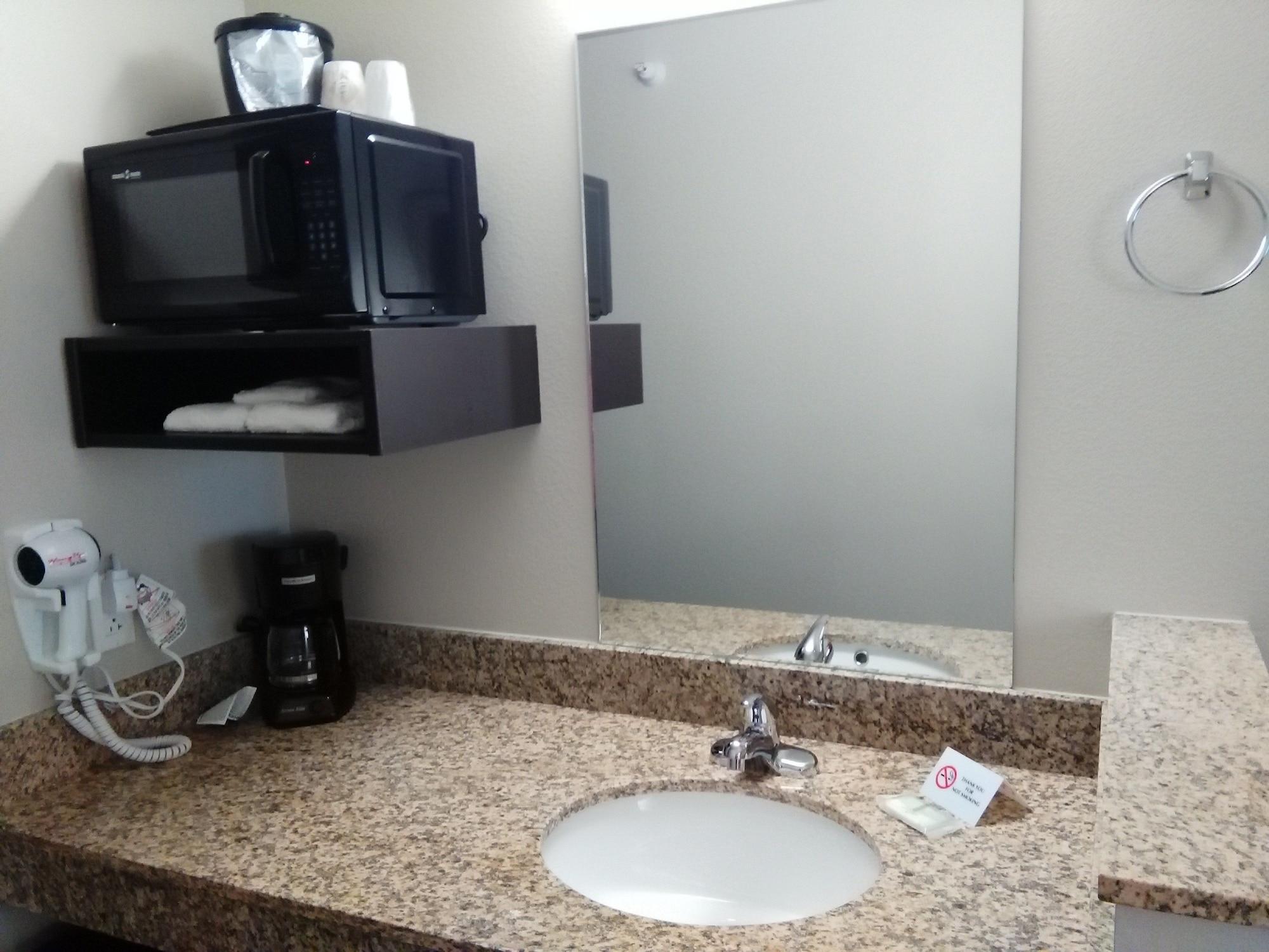 Travelodge By Wyndham פקוס מראה חיצוני תמונה