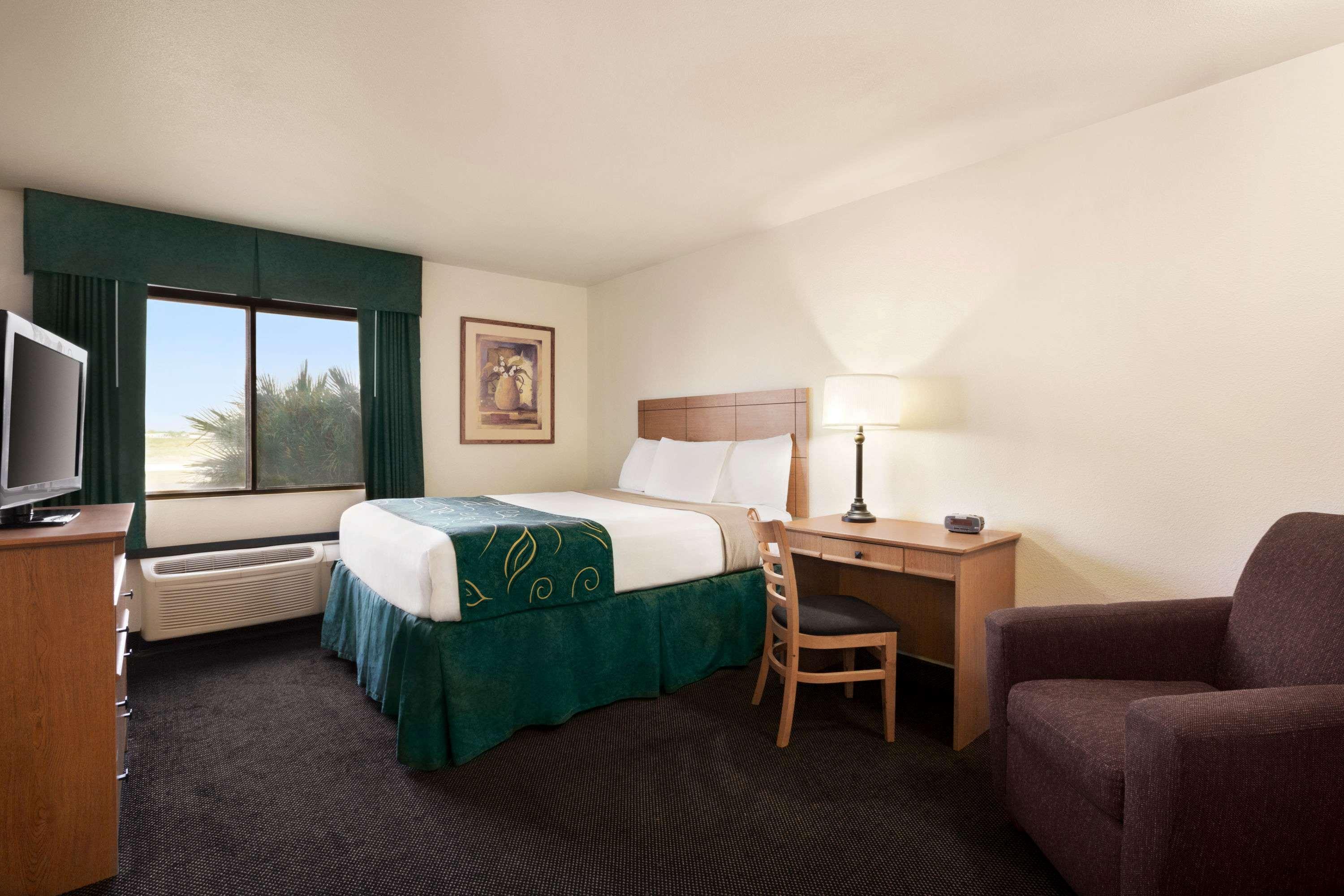 Travelodge By Wyndham פקוס מראה חיצוני תמונה