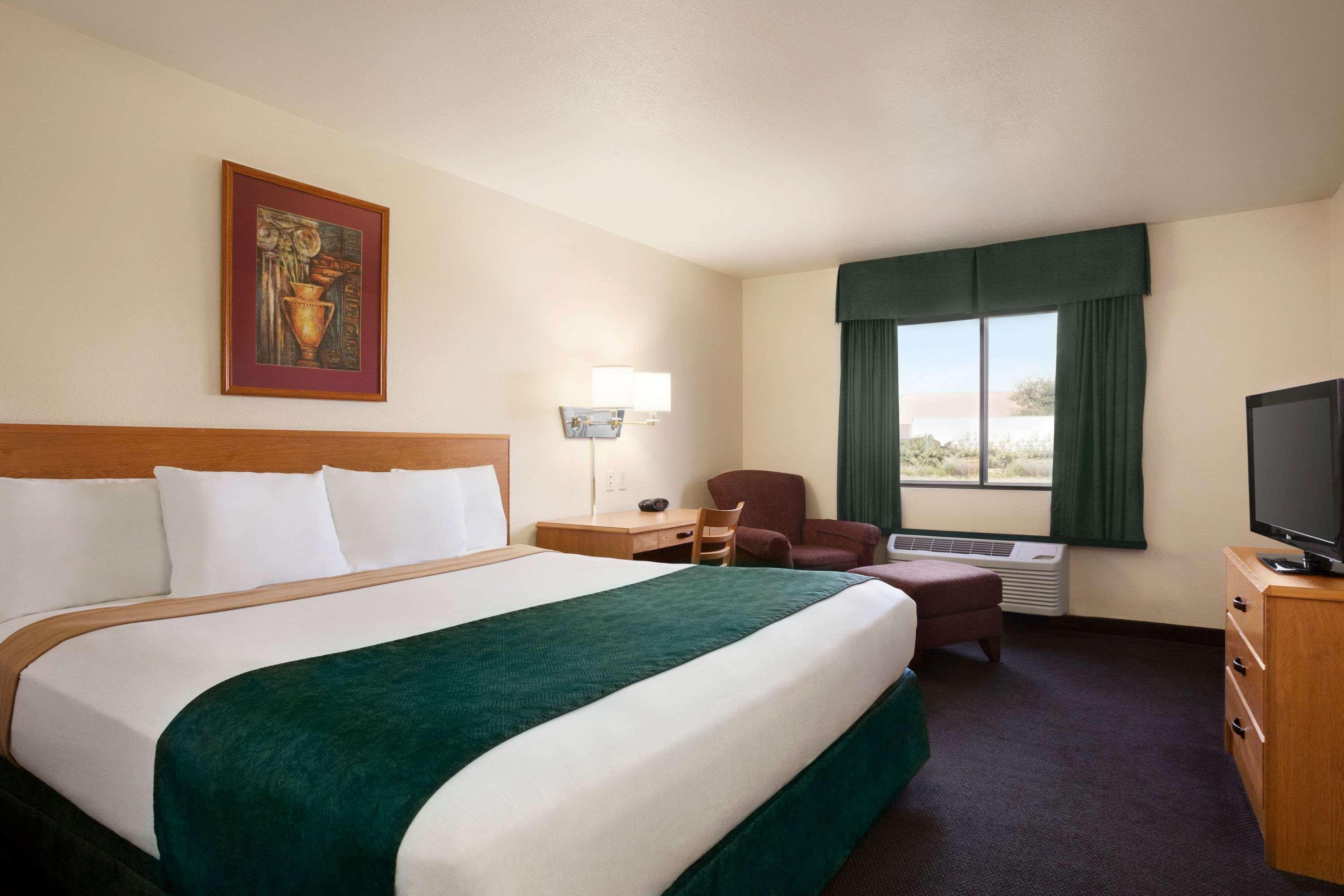 Travelodge By Wyndham פקוס מראה חיצוני תמונה