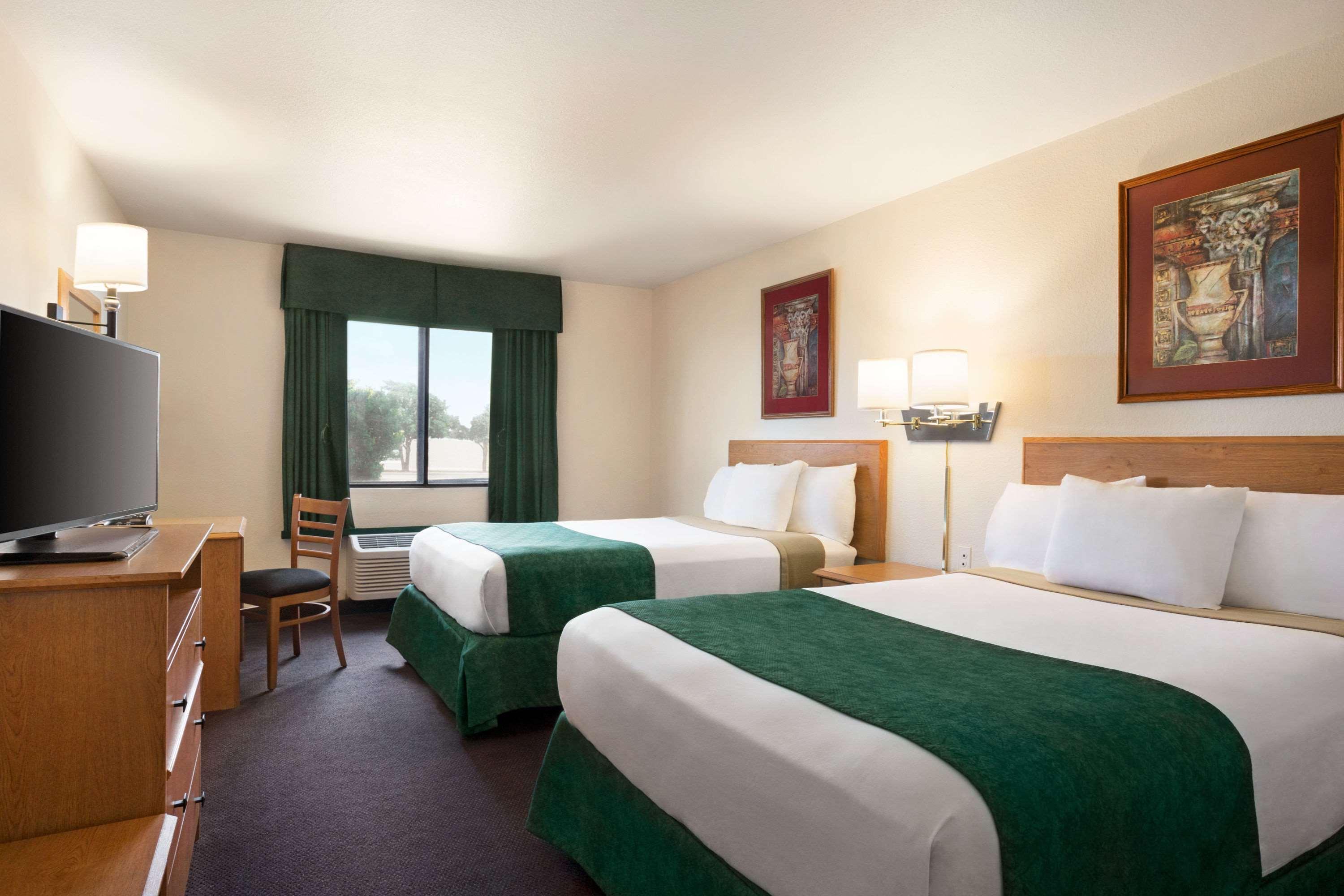 Travelodge By Wyndham פקוס מראה חיצוני תמונה