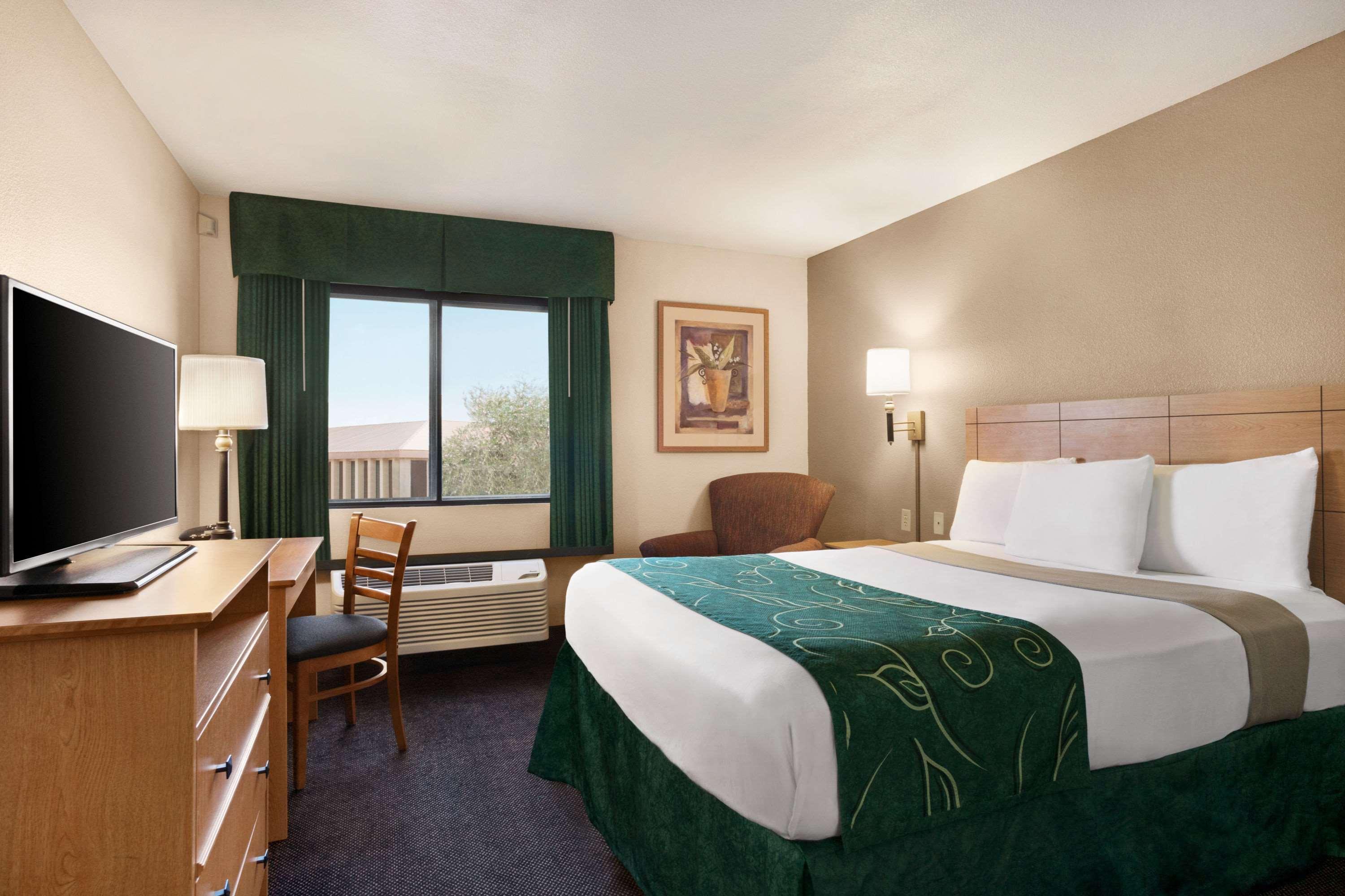 Travelodge By Wyndham פקוס מראה חיצוני תמונה
