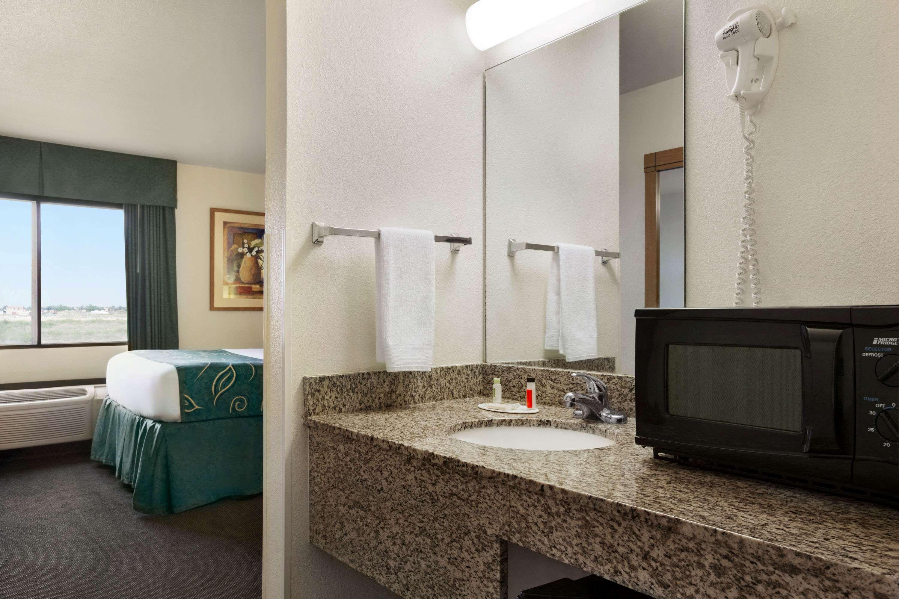 Travelodge By Wyndham פקוס מראה חיצוני תמונה