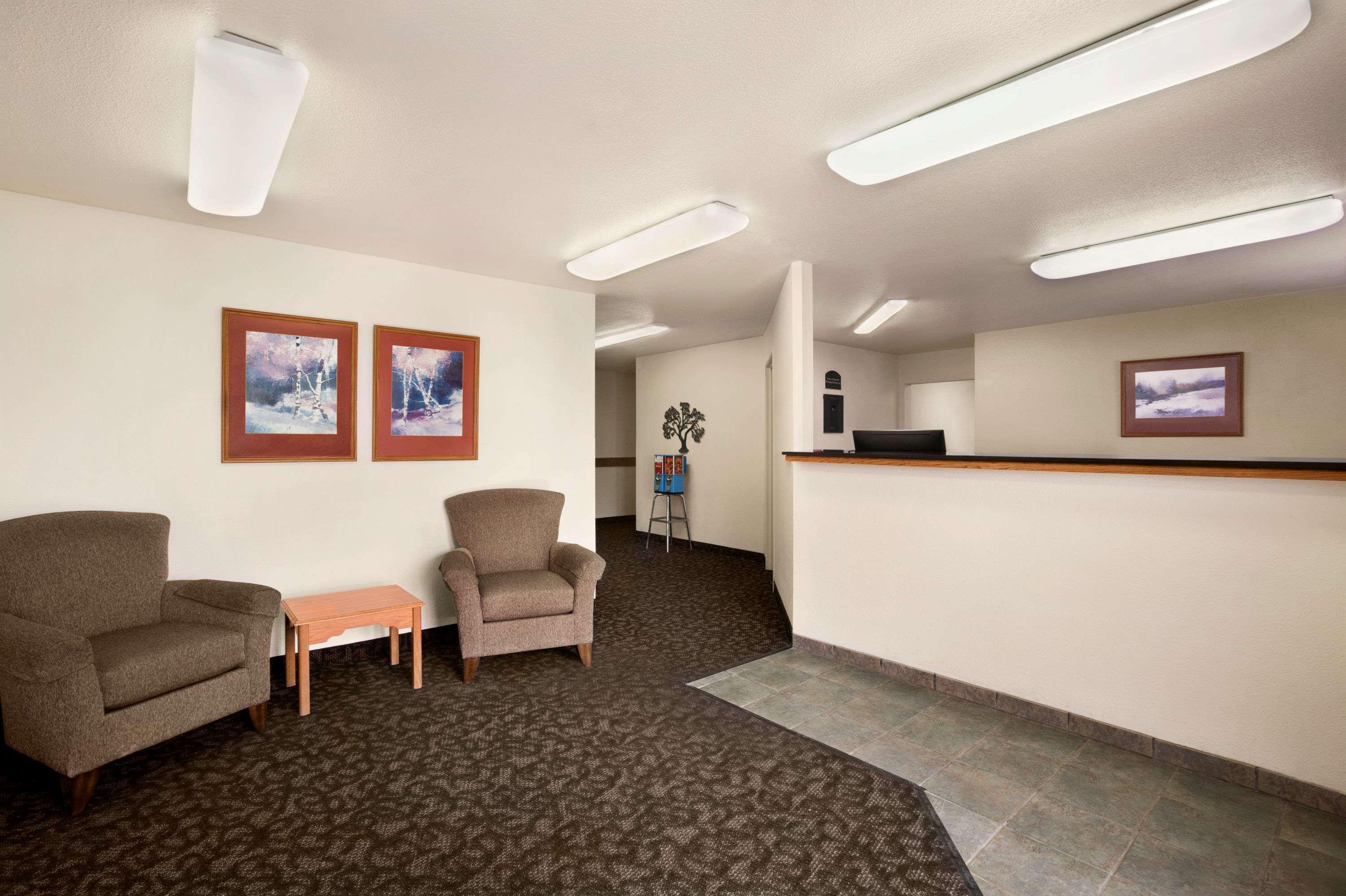 Travelodge By Wyndham פקוס מראה חיצוני תמונה