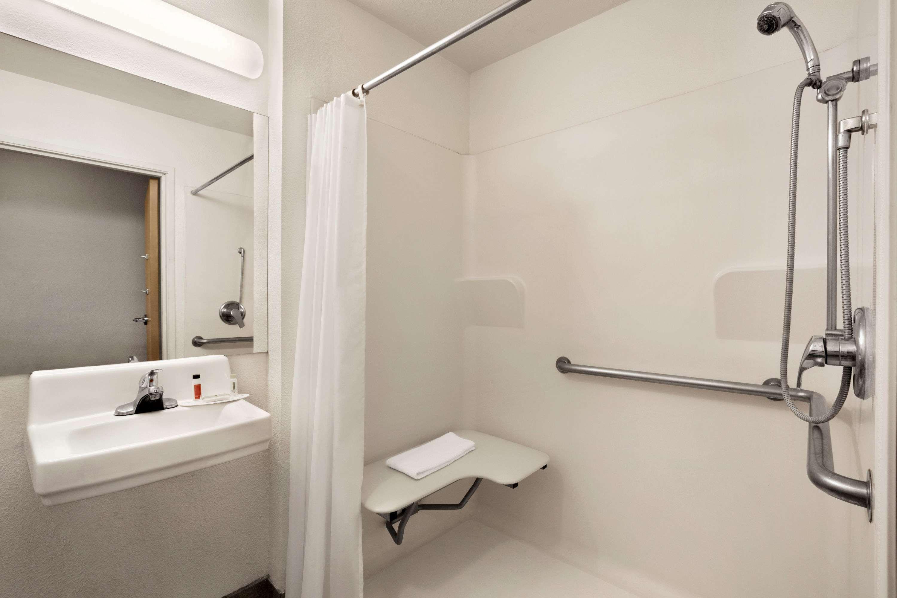 Travelodge By Wyndham פקוס מראה חיצוני תמונה