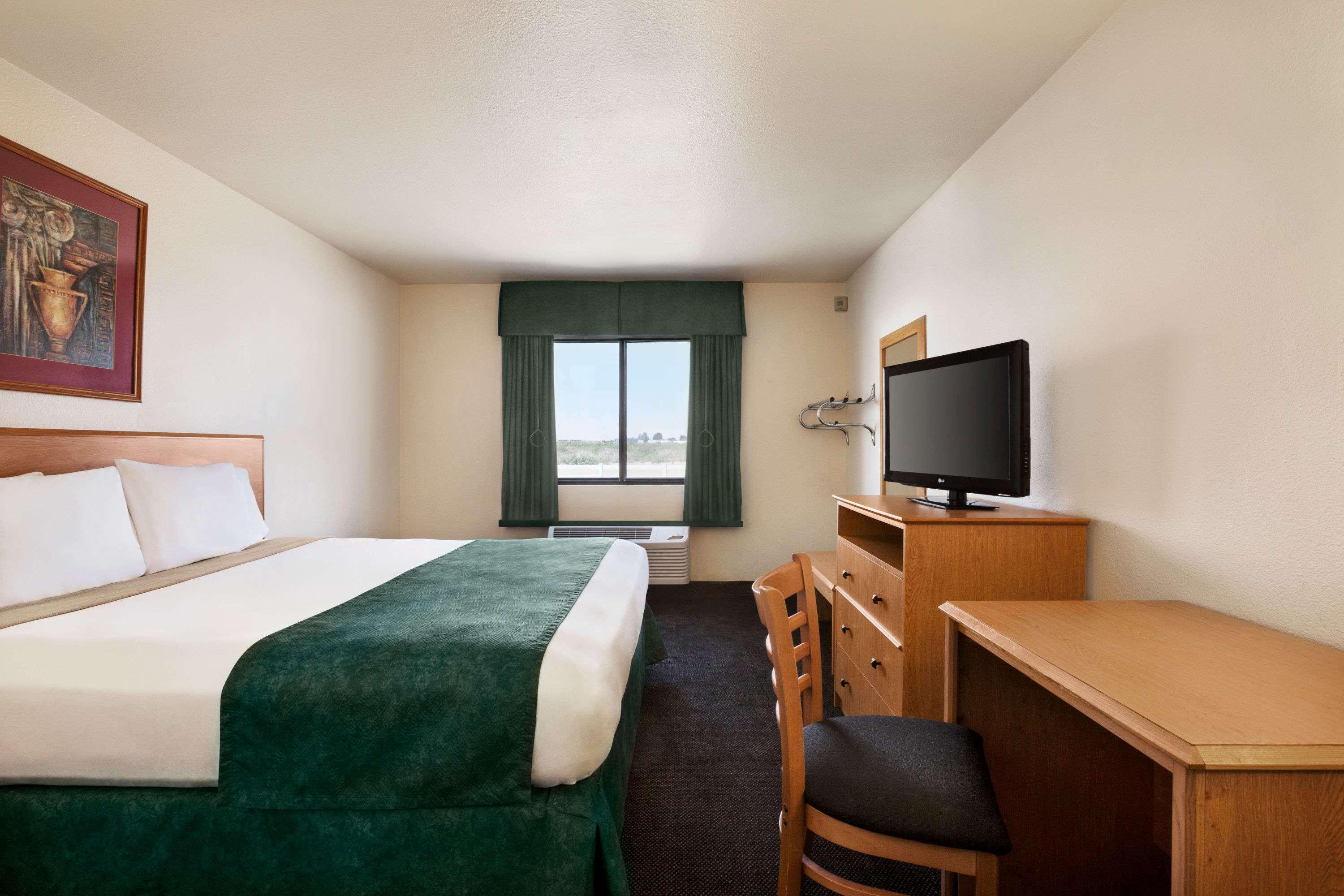Travelodge By Wyndham פקוס מראה חיצוני תמונה