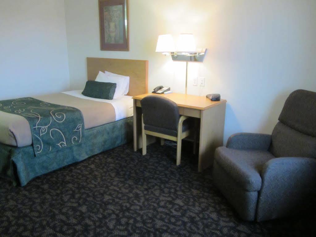 Travelodge By Wyndham פקוס מראה חיצוני תמונה