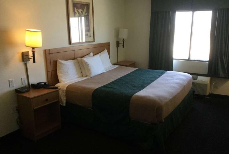 Travelodge By Wyndham פקוס מראה חיצוני תמונה